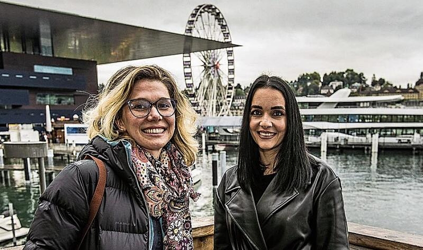 Simone Küng (rechts) und Samanta Strazzella: Feine Köstlichkeiten wie Magenbrot wieder zu probieren und unter die Leute zu gehen, war ihr Ziel für die Määs 2022.