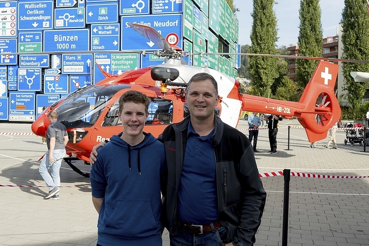 Ben (l.) und Heiner Bucher. Der Puma Helikopter, die Fallschirms Ben (links) und Heiner Bucher. Der Puma-Helikopter, die Fallschirmspringer und die Rega
hatten sie ins Verkehrshaus gelockt. Sie interessieren sich für die Technik und die Fliegerei.