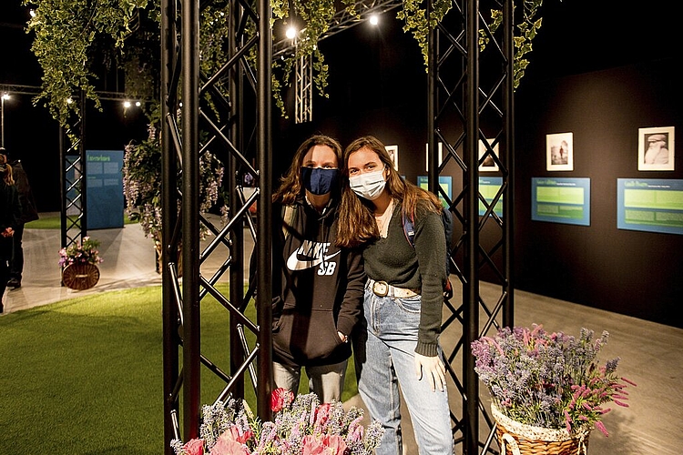 Albina Ezus und Celestine Jaloux (von links) sind auf die 360-Grad Projektion der verschiedenen Bilder gespannt.