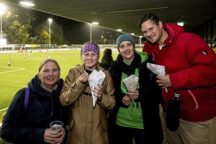 Wieder einmal mit der Familie an einem Heimspiel: Tamara und Soraya Besse mit Florence und Alex Majer (von links).