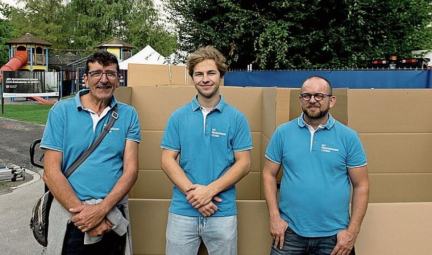 Von links: Andreas Hool, Timo Schnyder und Pius Troxler waren für den Transport von einem Dutzend Paletten Gepäck verantwortlich.