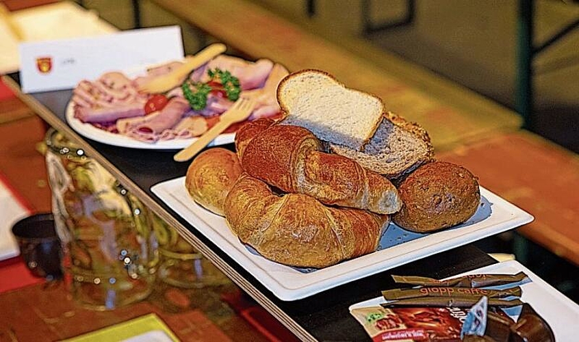 6 Uhr: Wer so früh aufsteht und in der Kälte den Urknall erwartet, hat anschliessend Hunger. In der Kornschütte ist das «währschafte Zmorge» für Zünfte und Gäste bereit.