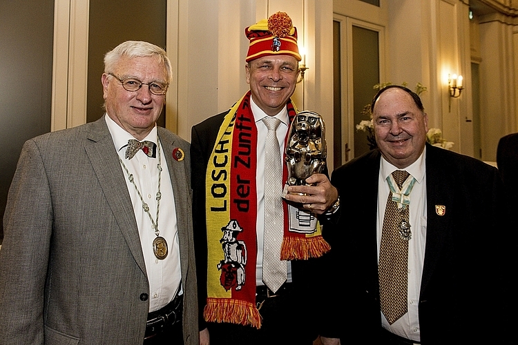 Tobias Moser (Mitte) ist am Bot vom 1. Januar zum «Lustige Huerenaff» gewählt worden. Hugo Hostettler (l.) und Markus Herzog (r.) hatten das Ehrenamt vor über 30 Jahren inne.
