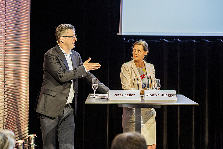 Die überzeugte Pro-Seite, vertreten durch Peter Keller (SVP) und Monika Rüegger (SVP), die beide im Nationalrat tätig sind, lieferte sich einen verbalen Schlagabtausch mit …
