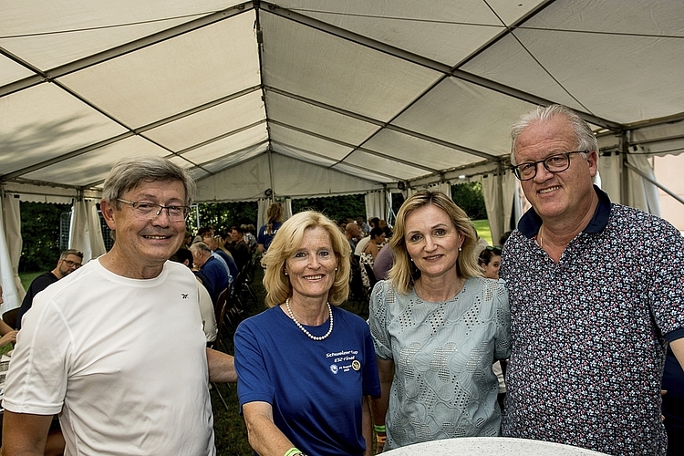 Brigitte Bürcher, Laura Panella und Nadia Glanzmann (von links) sind Fans von Patrice Gilli, dem Captain des FC Littau. Sie hofften auf ein 1:2.