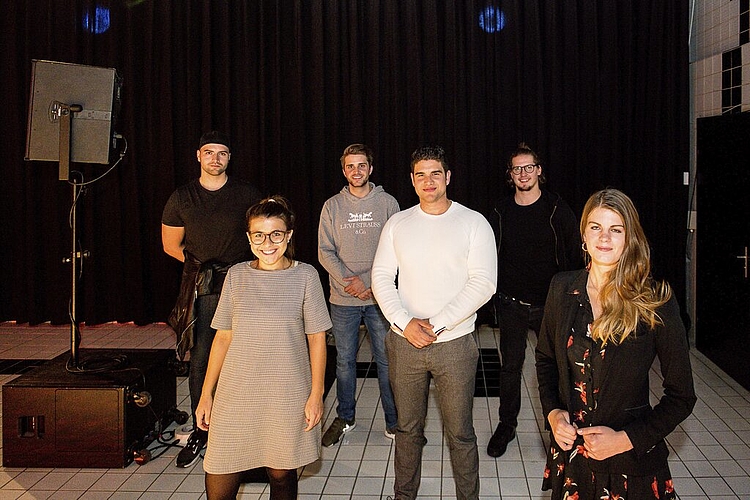 Promibattle mit Präsidentinnen und Präsidenten der nationalen Jungparteien: Andreas Gerber (JSVP), Sarah Bünter (JCVP), Tobias Vögeli (JGLP), Matthias Müller (Jungfreisinnige), Jona Studhalter (Junge Grüne Kanton Luzern) und Ronja Jansen (Juso) (von links). Jona Studhalter vertrat dabei das Co-Präsidium der Jungen Grünen Schweiz: Julia Küng und Oleg Gafner.