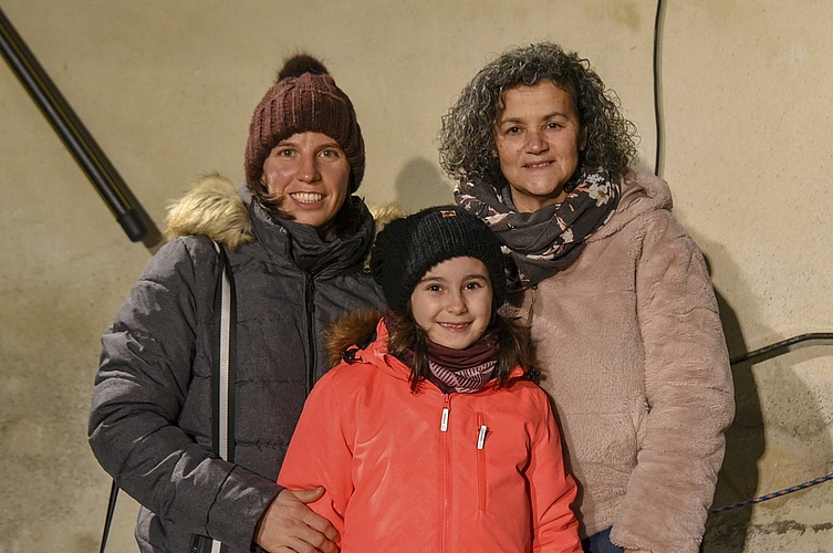 Jana Martins (Mitte) hatte sich vor dem Schmutzli versteckt – mit Cornelia Martins (r.) und Ana Maria Costa (l.).