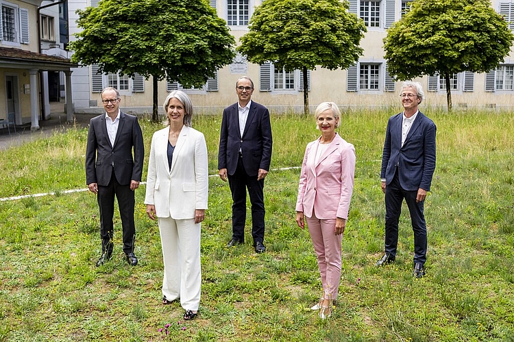 Keine Veränderung in der Luzerner Stadtregierung: Martin Merki (FDP), Stadtpräsident Beat Züsli (SP) und Adrian Borgula (Grüne) (hinten v. l.) hatten die Wiederwahl bereits Ende März geschafft. Am Sonntag setzten sich nun auch Franziska Bitzi (CVP, vorne links) und Manuela Jost (GLP) durch.