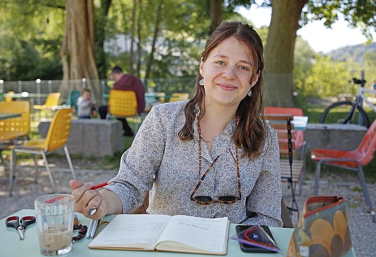 Alana Bucheli ist gerade bei ihren letzten Vorbereitungen für die Maturafeier, die sie organisiert.