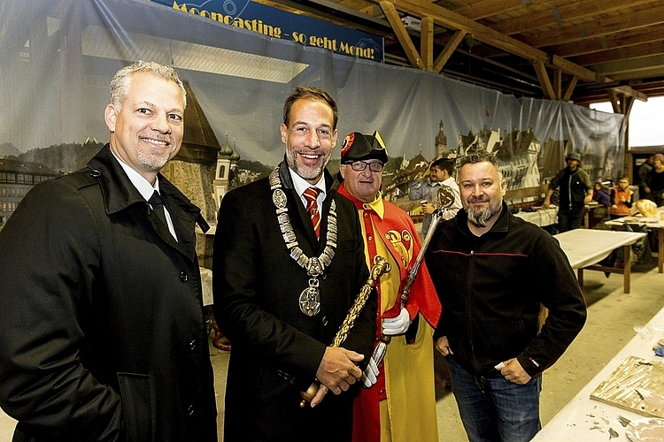 Von der Maskenliebhaber-Gesellschaft waren (von links) Vize Markus Koch-Lustenberger, Präsident Pascal Lüthi-Keller, Weibel Carlo Bacchetta und Helfer Martin Burkart zu Besuch.