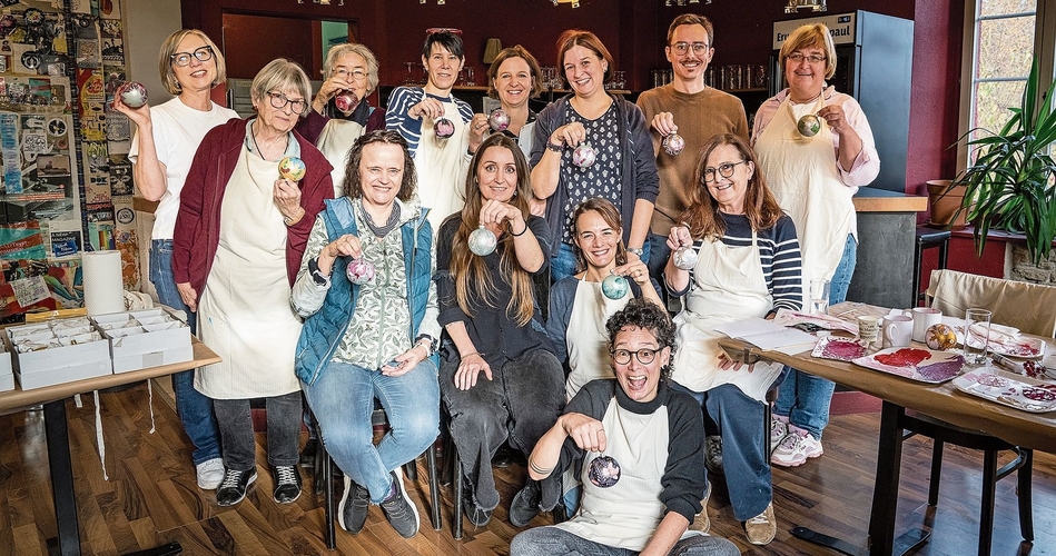 Zufrieden mit den Christbaumkugeln: Die Teilnehmerinnen und Teilnehmer.Foto: Nataliya Olar Zufrieden mit den Christbaumkugeln: Die Teilnehmerinnen und Teilnehmer.Foto: Nataliya Olar