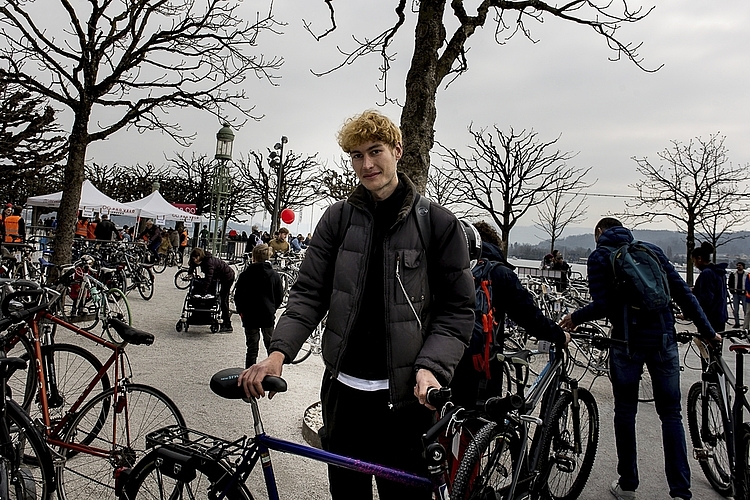 Cedric Zellweger fand ein Velo mit Schutzblech und Dynamo, das wohl über 30 Jahre alt ist.