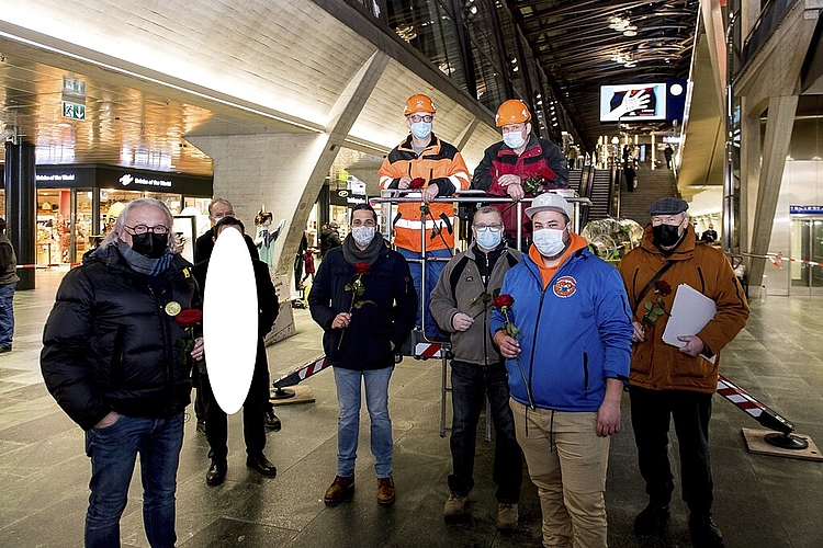 Jedes Sujet muss über die Treppe ins Untergeschoss getragen werden. Bei den Musegg-Geischter Lozärn taten dies Andy Bayer, Andy Zwyssig, Marco von Burg und Philipp Christ (v. l.).