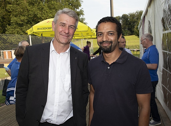 Sie neckten sich, als sie gemeinsam aufs Foto sollten. Doch in Emmen ist bekannt, dass die Gemeinderäte Patrick Schnellmann (l.), CVP, und Brahim Aakti, SP, sich glänzend verstehen.