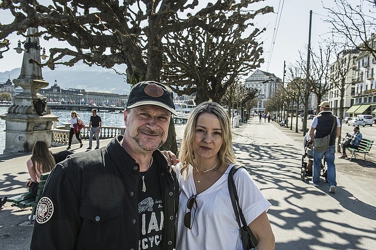 Jürg und Aleksandra Hochuli waren am 1. April an einen Geburtstag eingeladen.