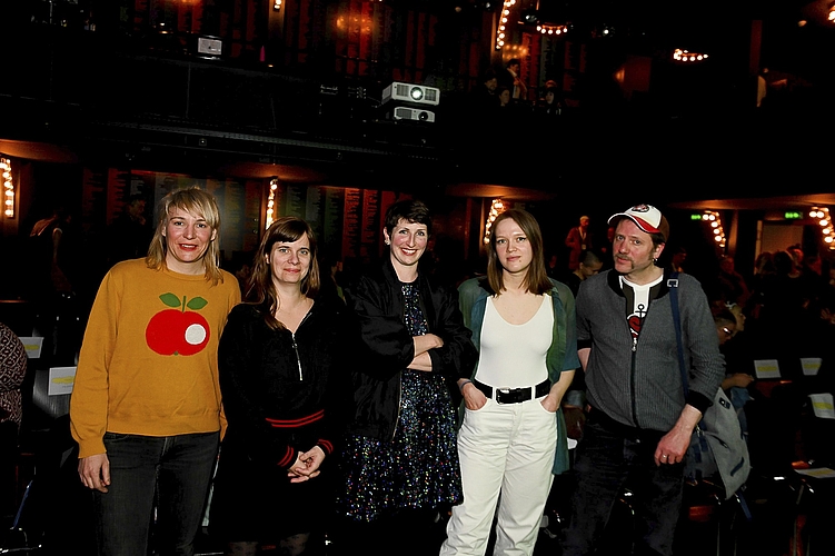 Die Jury des Förderstipendiums der Deutschschweizer Städte (von links): Angela Heimberg, Inhaberin des Comix Shop Basel und Mitglied des Fachrats des Cartoonmuseums, Corinne Odermatt, Künstlerin, Verlagsleiterin des Comic-Magazins «Strapazin», Lea Willimann, Künstlerische Leiterin Fumetto Comic Festival, Leonie Rösler, Illustratorin, und Andri Beyeler, Dokumentalist und Autor, Literaturkommission Stadt Bern.