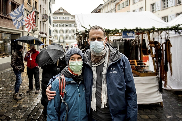 Anna Stäubli und Alfred Stangl erfüllen sich gegenseitig den Weihnachtswunsch, nämlich, sich ein Sonnenglas und eine Daunenjacke zu schenken.