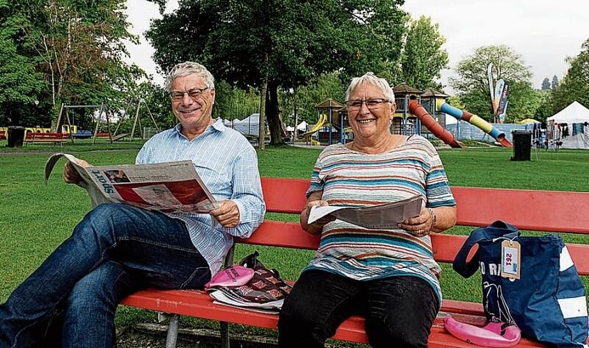 Peter Schmid und Angelina Hofstetter Schmid überbrücken die Wartezeit bis zum Start mit Zeitunglesen.
