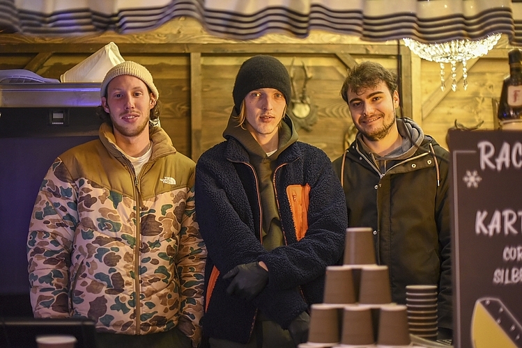 «Ein bisschen Raclette ist immer gut», meinten (von links) Dionys Völker, Golo Fischer und Luca Strähler. Sie arbeiten am Raclette- und Glühweinstand.