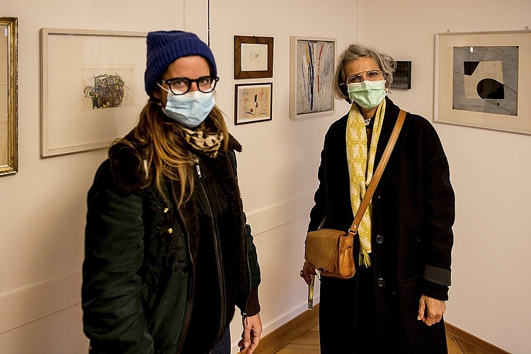 Corinne Odermatt (l.) und Maja Schelldorfer begutachten Werke von Künstlerfreunden von Gertrud Guyer Wyrsch.