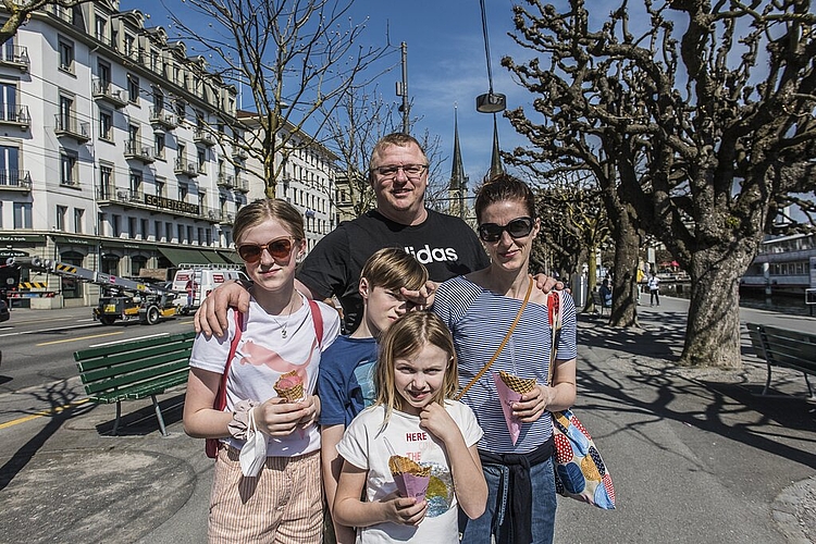 Die Familie Hanke mit Thomas (hinten), Juli (l.), Carlo, Irinia (r.) und Iwi (vorne) hat am 1. April über ein Foto mit dem gestrandeten Motorschiff Ever Given in der Spree, im Regierungsviertel in Berlin, gelacht.