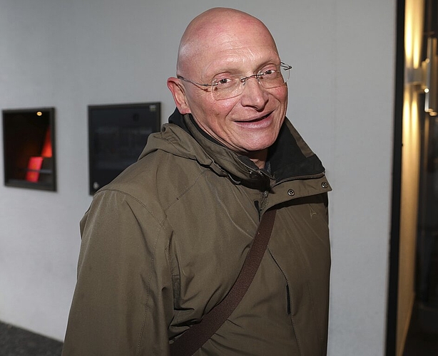 Regisseur und Theaterpädagoge Reto Ambauen des Voralpentheaters scherzt: «Ich habe wie Blaubart Dutzende Leichen im Keller.»