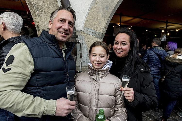 Reto und Nadine Rösli. Für die Tochter Nayomi war der Besuch des Fasnachtsmäärts eine Premiere.