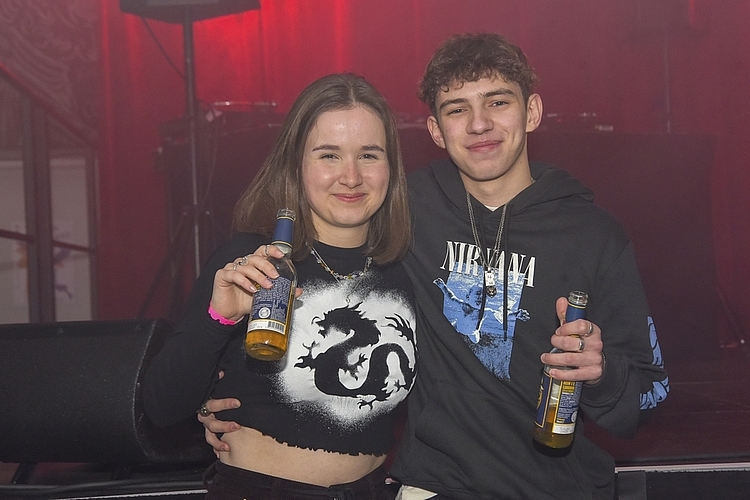 Livia Gander und Levin Bucher besuchen regelmässig Partys im Südpol und wollten mal an den queeren Winterzauber.