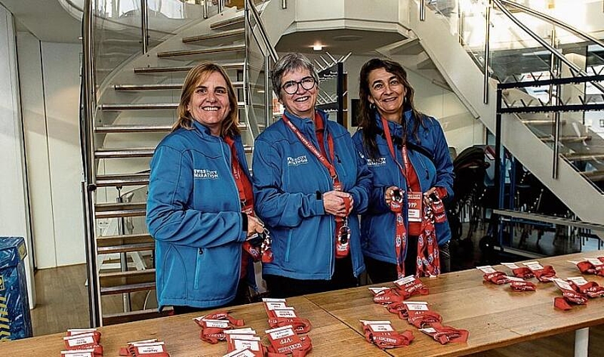 V. l.: Claudia Berganin, Mona, Anna und Sibylle Guggisberg, OK City Marathon. Das Nachwuchs-OK ist auf den Startplätzen. Mona und Anna werden ihre Mutter im OK unterstützen.
