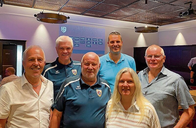 Von links: das Helferteam des HCKL mit Werner Meier, Finanzen, Hans Rahm,
Sepp Bachmann, Pascal Haas, Stadionspeaker, Brigitte Hofstetter und Seppi Bründler. Von links: das Helferteam des HCKL mit Werner Meier, Finanzen, Hans Rahm, Sepp Bachmann, Pascal Haas, Stadionspeaker, Brigitte Hofstetter und Seppi Bründler.
