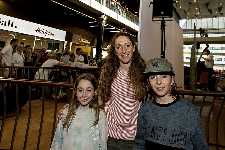 Ambra Linder mit den Kindern Flurina und Leandro. Per Zufall hatte Leandro sein Käppi mitgenommen und ein Autogramm auf dem Cap erhalten.