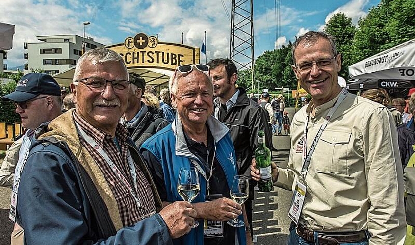 Von links: Stefan Wassmer, alt Kantonsrat, mit den beiden Luzerner Regierungsräten Paul Winiker und Reto Wyss, Letzterer stand auch als Helfer im Einsatz.