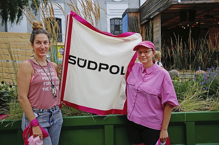 Vanessa Gerotto und Magdalena Drozd (v. l.) vom Südpol haben sogar ihre eigene Flagge.
