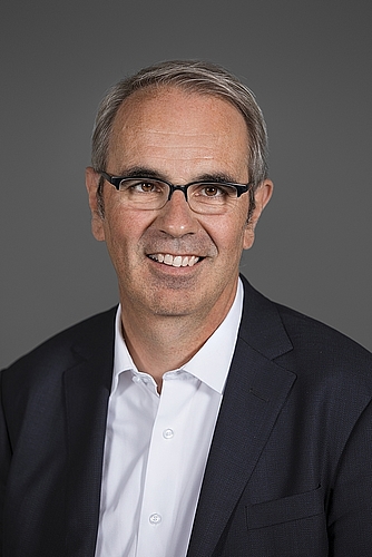 Züsli Beat Beat Züsli, Stadtpräsident Luzern: «Der Stadtrat treibt im neuen Jahr zahlreiche Vorhaben weiter: Beispielsweise wollen wir hochbetagten Menschen noch mehr Eigenständigkeit ermöglichen oder die Schule in Richtung Tagesschule weiterentwickeln, damit Familien die Kinderbetreuung und die beruflichen Verpflichtungen einfacher organisieren können. Für das Neue Luzerner Theater konkretisieren wir die Projektierung so weit, dass die nächsten politischen Entscheide gefällt werden können. Im Sommer dürfen wir das Schulhaus St. Karli und die Zimmereggbadi einweihen, die zurzeit saniert und erweitert werden. Auf all das freue ich mich sehr.»