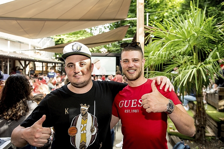 Als Fussballfanatiker liebt es Philipp Brapschi (l.), fast jeden Match zu sehen. Zusammen mit Valentino Serpa (r.) schauten sie das Spiel am Freitag.
