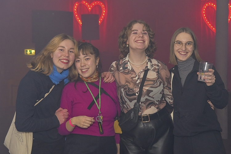 «Queere Partys sollte es in Luzern öfters geben», finden (v. l.) Linda Zihlmann, Julie Dunaigre, Linda Lustenberger und Miriam Abt.