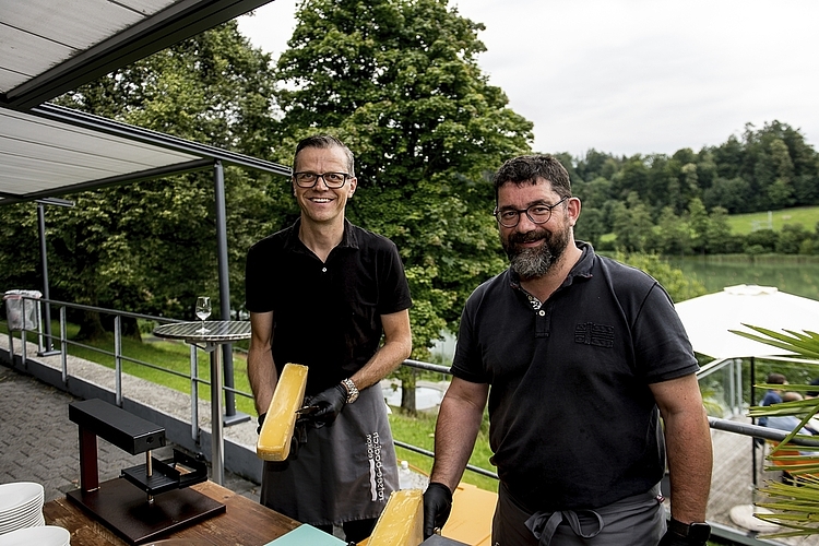 Als Walliser weiss Ivan Studer (l.) seit Geburt, wie Raclette zubereitet wird. Zusammen mit Alex Fischer war er als Helfer im Einsatz.