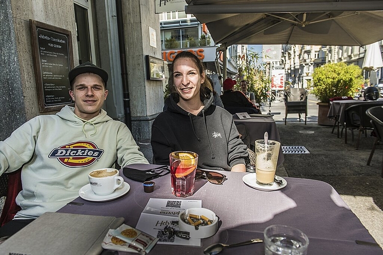 Jetzt noch als Gast im Restaurant Helvetia sind Ladislav Ulicny und Alexandra Bösch. In einer halben Stunde wird Alexandra im Service mitarbeiten.