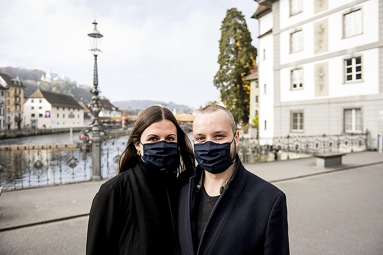 Der Vater von Nina Eisenring ist in der Feuerwehr und hat die Masken organisiert. Zusammen mit Jonas Werneke besucht sie Luzern.