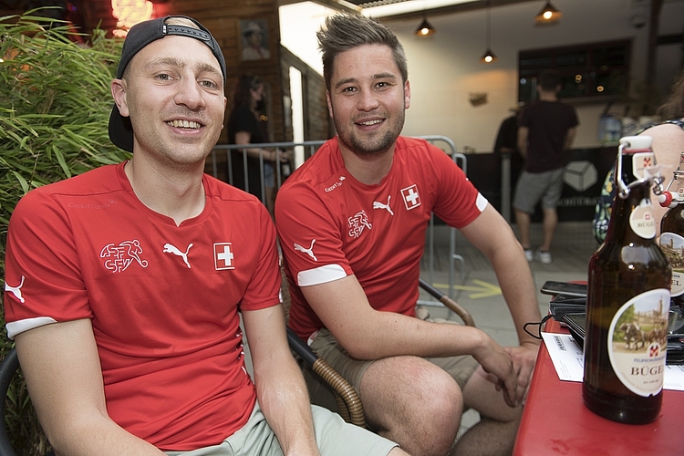Sie wollten den Match im Freien sehen, deshalb ging es für Kevin Stutz (l.) und Fabian Stephan in die «Schüür».