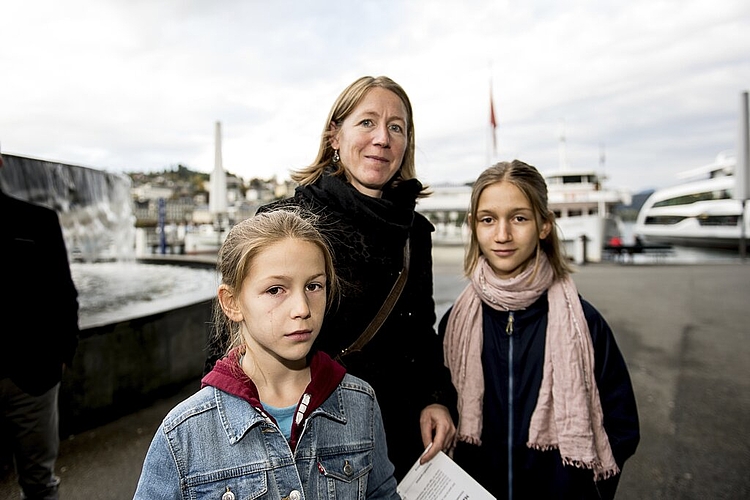 Familie Caprez mit Ladina, Cursina und Madlaina (v. l.) sehen heute ihren Vater auf der Bühne als Posaunist spielen.