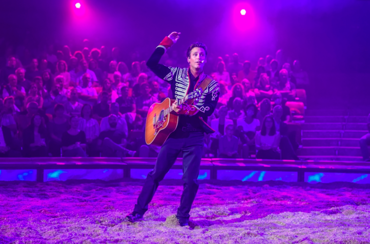 Der Stargast der diesjährigen Tournee, Bastian Baker, ist nicht nur musikalisch, sondern auch artistisch Teil des Programms. Bild: Circus Knie