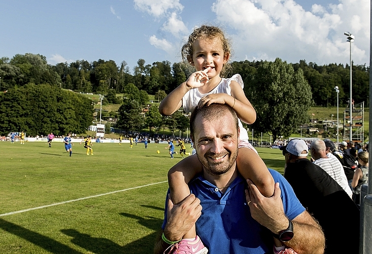 Als Senior-Spieler kennt Manuel Ottiger den FC Littau bestens und überlässt es der Tochter Alea, ob sie in Zukunft bei den Juniorinnen spielen will.