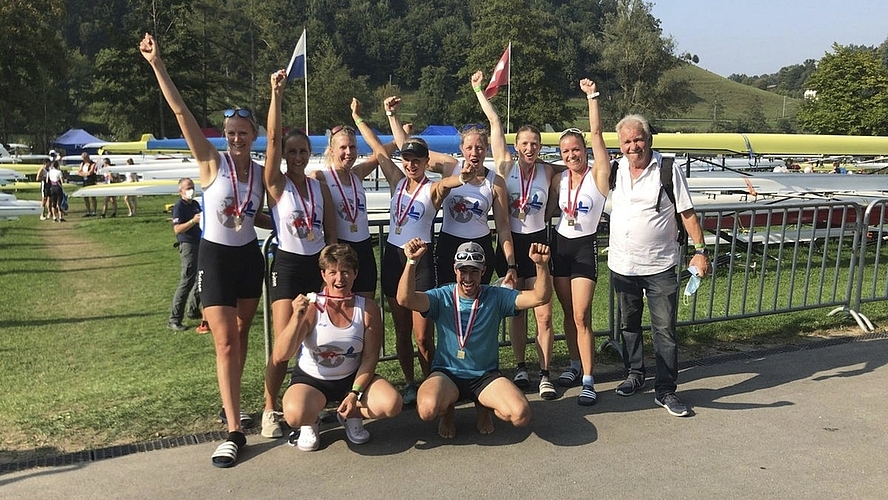 Titel bei den Masters im 8er für den Seeclub Luzern: hintere Reihe v.l.n.r: Melanie Rudin, Lea Amstad, Jessica Bättig, Sandra Widmer, Kristin Göller, Andrea Mahlstein, Corinne Iselin, Beni Jost (Trainer), vordere Reihe: Pia Limacher, Marco Brechbühl (Steuermann).