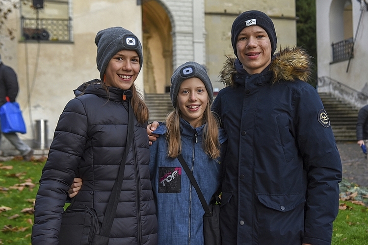 Von links: Céline, Michelle und Simon Hocack genossen die Adventsstimmung, nach dem Samichlausauszug ging es weiter an den Weihnachtsmarkt.