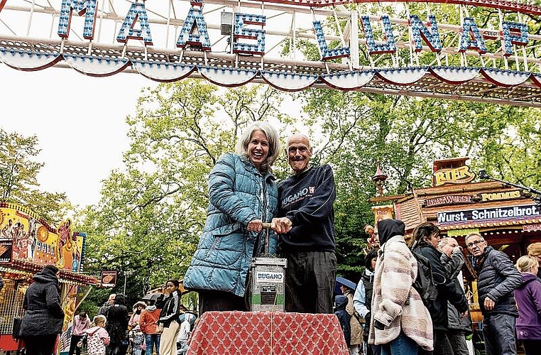 Mit einem «Chlapf» ist die Lozärner Määs 2022 eröffnet worden: Stadträtin Franziska Bitzi und Toni Bussmann von der Bugano AG.