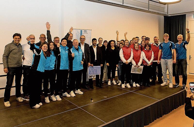 Beim Eisenbahner Sportverein Luzern (ESV) spielen die jüngeren Mitglieder Fussball und die älteren kegeln. Von links: Erich Herzog, Edi Müller, Werner Baumgartner und Cyrill Flory.