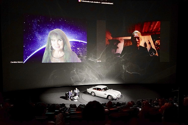 Vor dem Filmstart wurden die Schauspieler Caroline Munro («The Spy Who Loved Me») und Tom So («Casino Royale») via Zoom-Call zum Talk zugeschaltet.