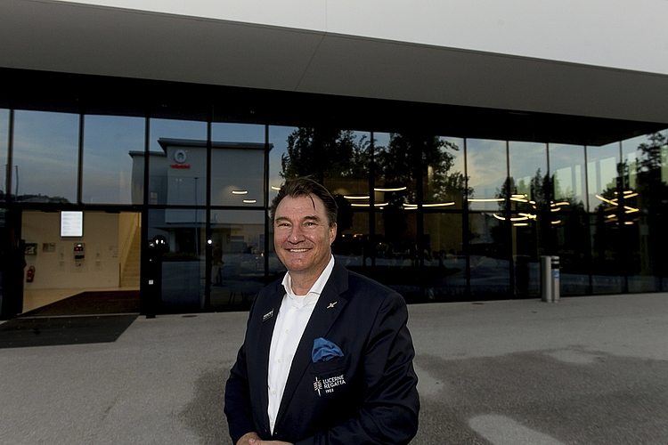Alain Frank, im OK für Catering der Athleten, der Helfer und des Publikums verantwortlich, mit Maskottchen Rowsy (Reto Illi).