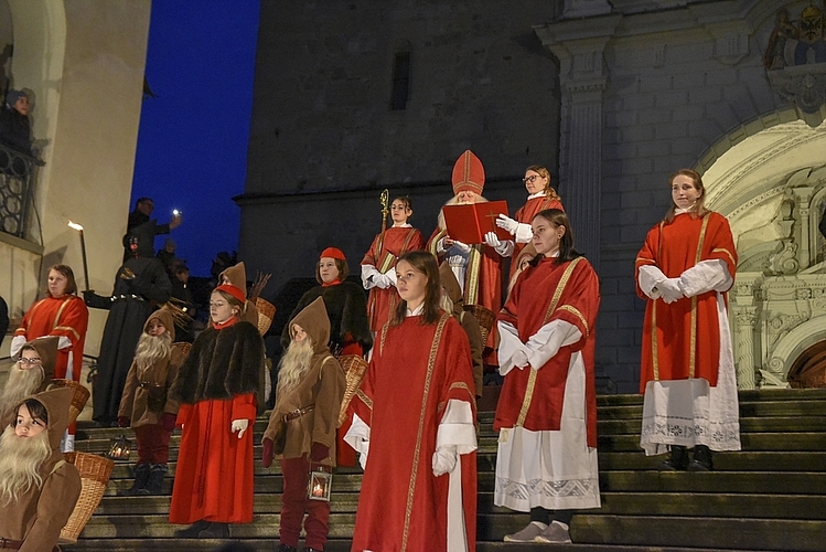 Nach dem Auszug aus der Kirche erzählte der Samichlaus eine Geschichte.